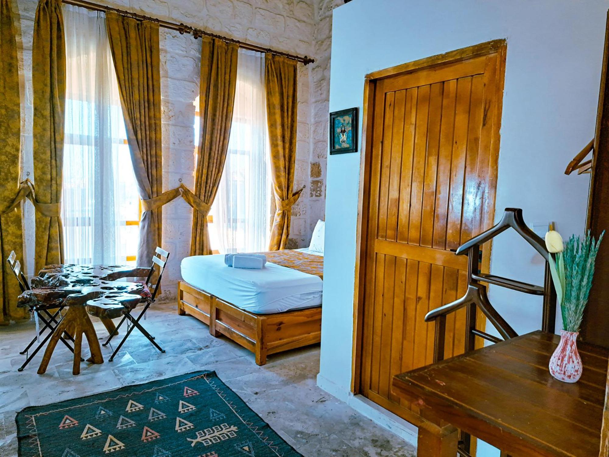 Hotel Mons Masius Teras